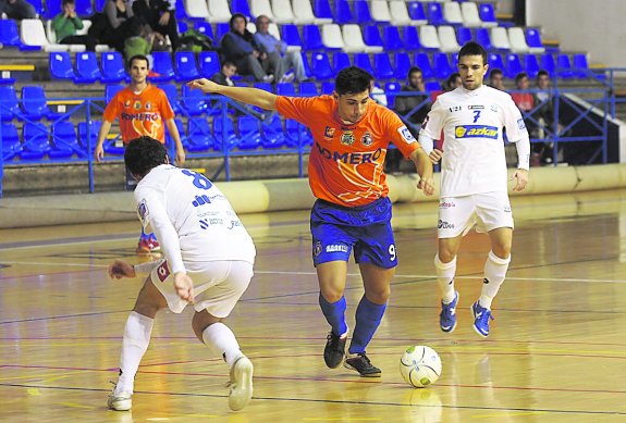 Jordi, ala del Plásticos Romero, dispara en el partido de Copa del Rey ante el Lugo. 