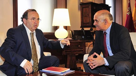 Orihuela y Garre, durante la reunión de este martes.