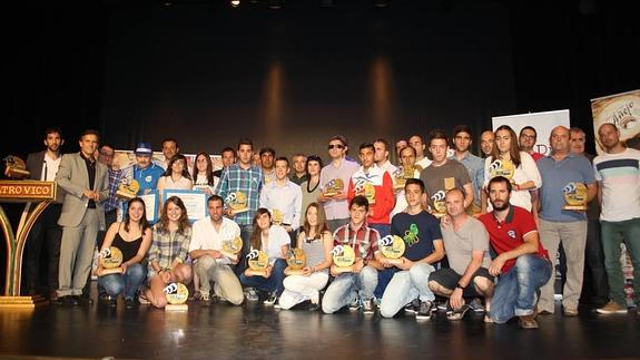 Los galardonados posan con sus premios. 