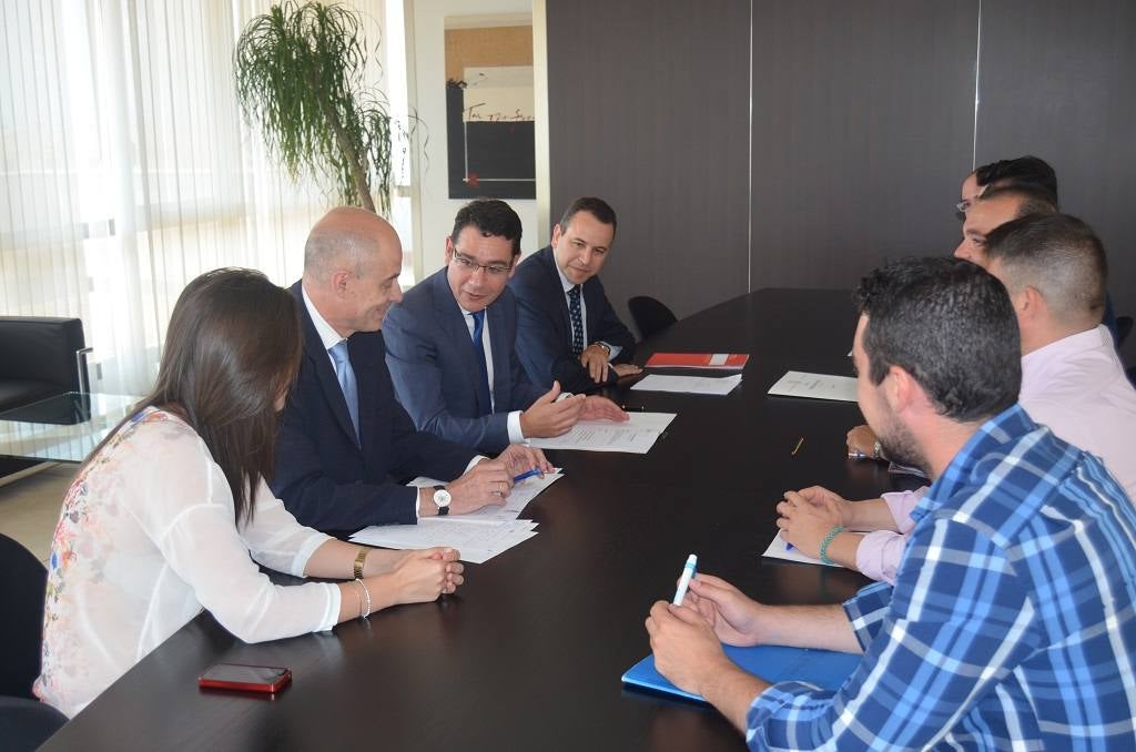 El consejero, durante su encuentro con el alcalde del municipio. 