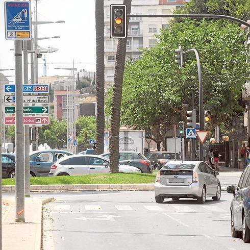 Un coche cruza en ámbar un semáforo vigilado por cámaras, en el cruce de la calle Ángel Bruna con el Paseo Alfonso XIII.