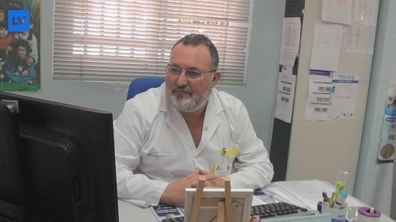 Francisco Carrillo en su consulta del Centro de Salud en el Barrio de San Andrés de Murcia. 