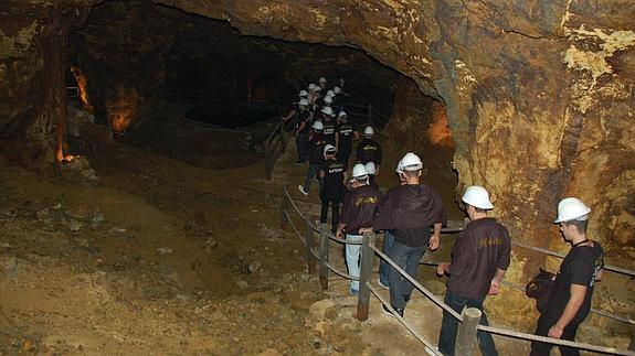 Un grupo de turistas realiza una visita al interior del parque minero de La Unión.