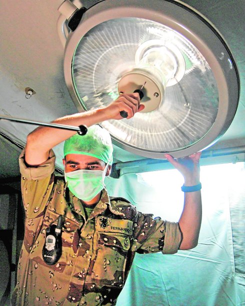 Un médico militar español  ajusta la luz del quirófano  durante la guerra de Irak,  en Diwaniya, en 2004. 