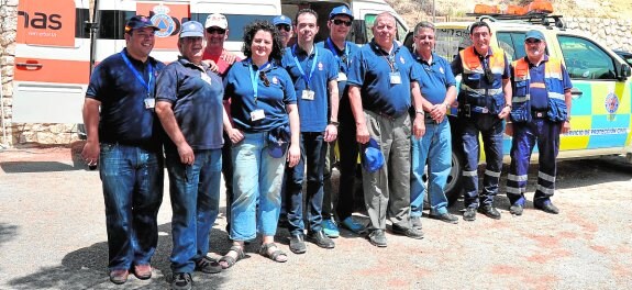 Miembros de Protección Civil de Cieza, en la zona donde se instaló el operativo. :: C. ORTÍN