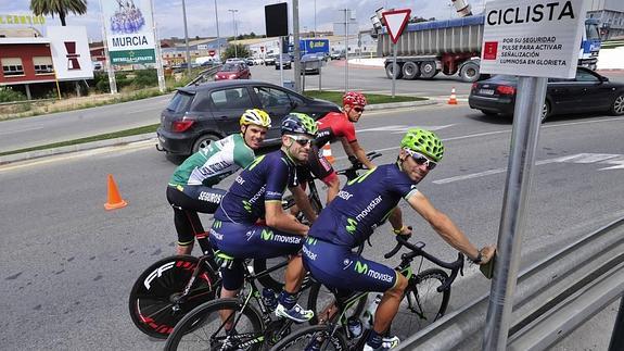 De derecha a izquierda, Alejandro Valverde, José Joaquín Rojas, Luis León Sánchez y Eloy Teruel durante la puesta en marcha del dispositivo. 