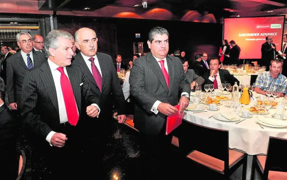Alberto Garre, entre Enrique García -izquierda-, director general de Santander España, y Luis Rodríguez, director territorial del banco, en el acto de ayer en Murcia. 