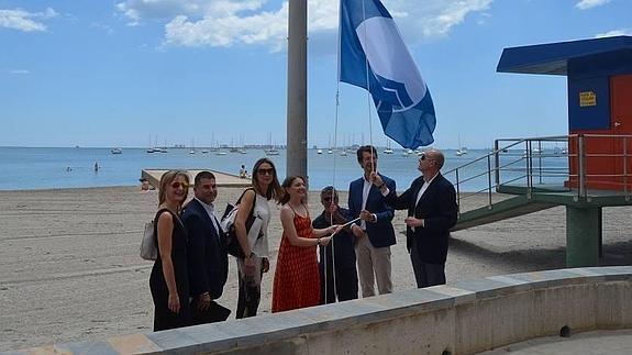 El alcalde iza la bandera en la playa de Colón. 