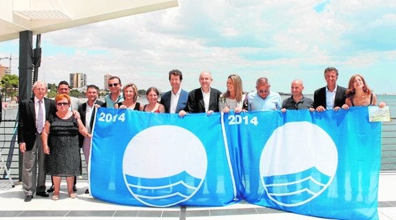 El consejero Juan Carlos Ruiz (en el centro), con los representantes de los municipios que recibieron una bandera azul, durante el acto que se celebró en el Real Club de Regatas de Santiago de la Ribera. 