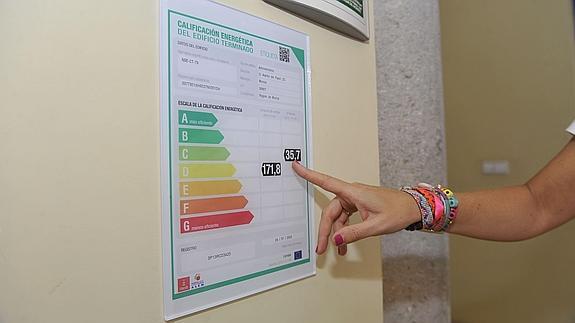 Etiqueta de certificación energética en un inmueble.