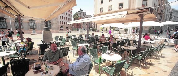 Clientes, sentados en la terraza de un bar de la Plaza del Ayuntamiento. :: antonio gil / agm