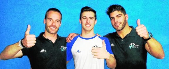 José Nieto, en el medio, con sus entrenadores en el CN Cartagonova-Cartagena, Fernando Pelegrín, a su derecha, y Francisco Javier Aledo Martínez-Illescas. 