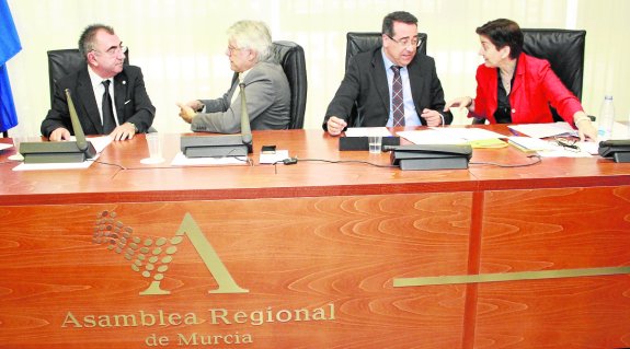 El consejero de Fomento, Manuel Campos (izquierda), ayer, en la Asamblea Regional.