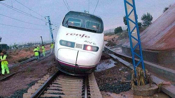 La locomotora detenida en el punto del hundimiento. 
