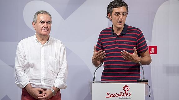 El candidato a la Secretaría General del PSOE, Eduardo Madina (d), junto al secretario general de los socialistas murcianos, Rafael Gónzalez Tovar (i), esta mañana.