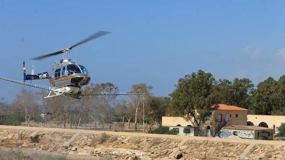 El helicóptero detecta  posibles focos de plagas. 