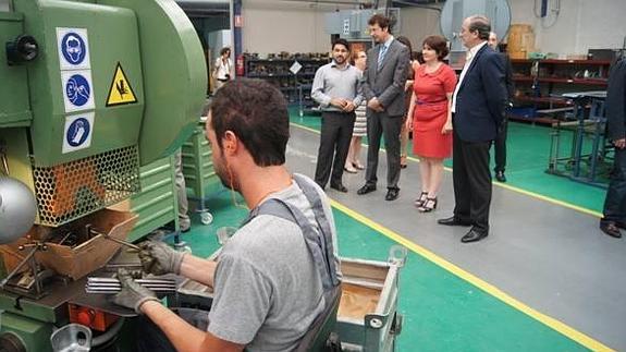 El consejero Ruiz visita las instalaciones de la empresa automovilística Vicma. 