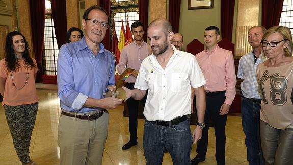 Entrega de la distinción al alcalde.