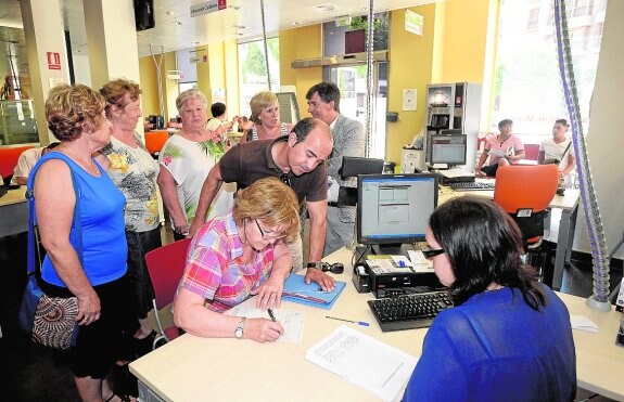 Vecinas de Aljucer, acompañadas de concejales del PSOE, presentan las firmas en el Registro.