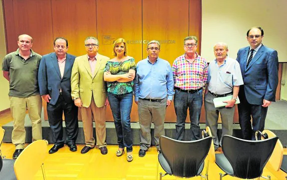 Longinos Marín, Víctor Meseguer, Eduardo Contreras, Violante Tomás, José Luis Morera, Manuel Manjón, Pedro Mondéjar y Pascual Martínez, ayer, en Las Claras. 