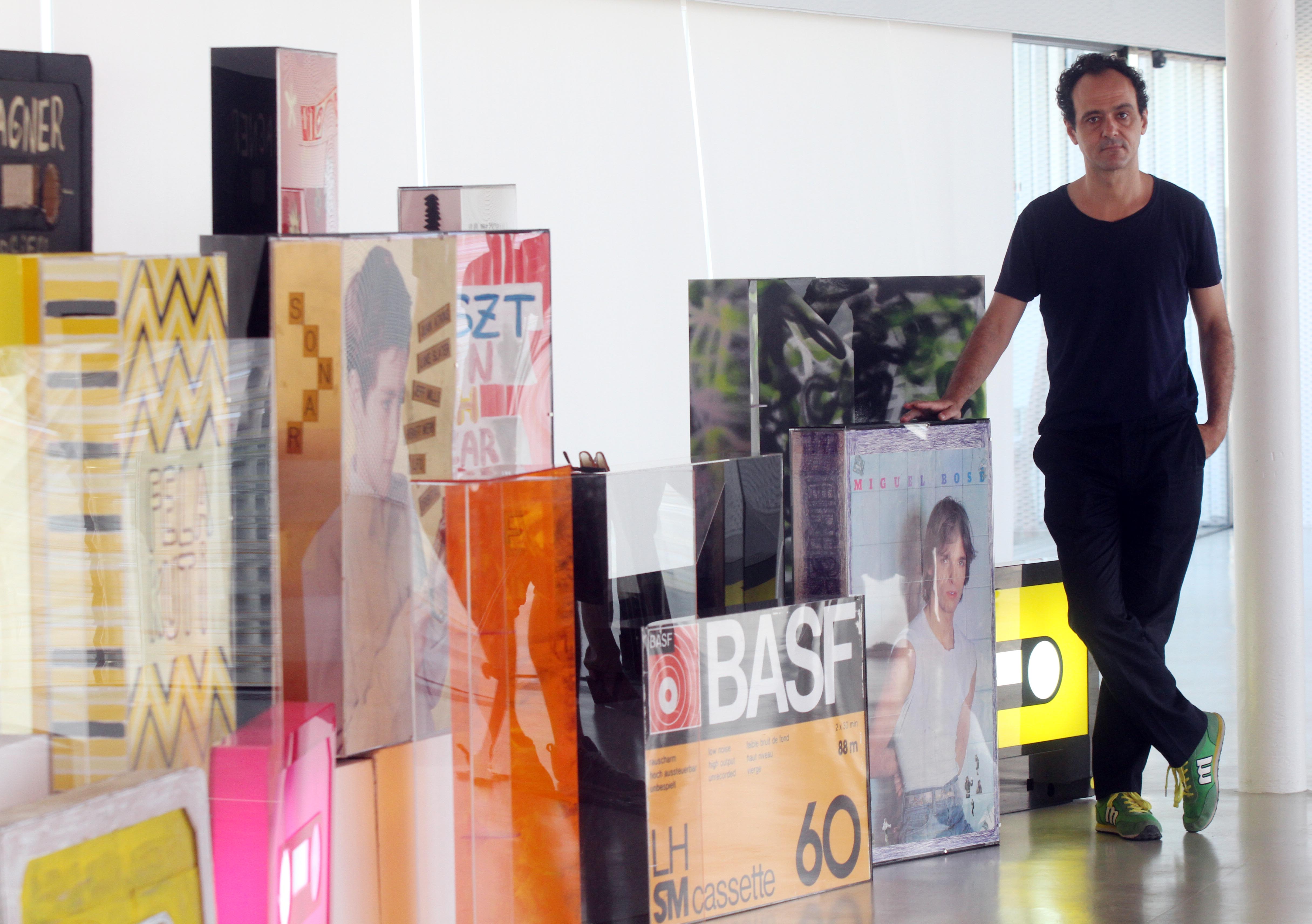 Eduardo Balanza posa con las piezas de su trabajo 'Baja Fidelidad' expuestas en El Batel
