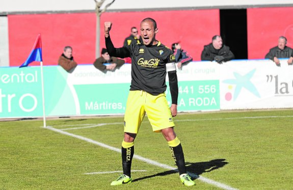 Jorge Luque celebra el gol que le marcó a La Roda en la última visita del Cádiz al campo manchego.