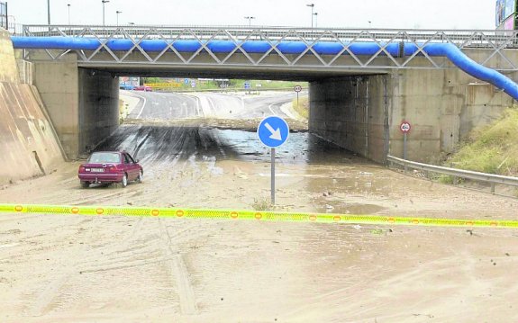 Corte al tráfico de un túnel de salida de las urbanizaciones de Molina.