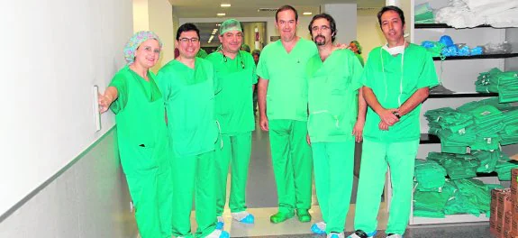 Traumatólogos del Santa Lucía, junto al doctor Jorge Knorr (segundo por la izquierda). 