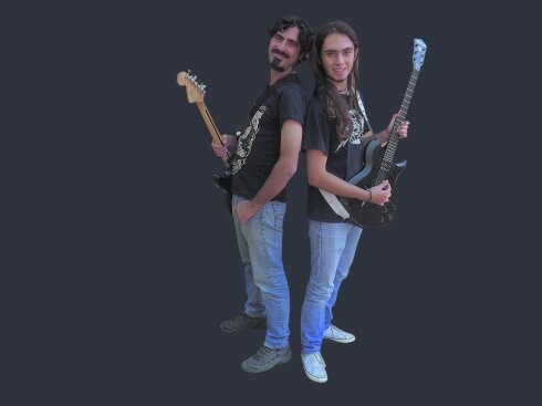 Los dos David, padre e hijo, con sus guitarras. :: M. herrero
