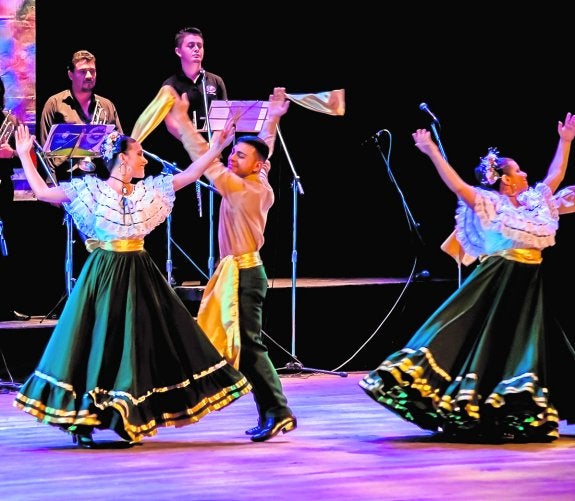Bailarines del grupo Tiquicia de Costa Rica, que actuará a partir de mañana en Murcia. :: la verdad