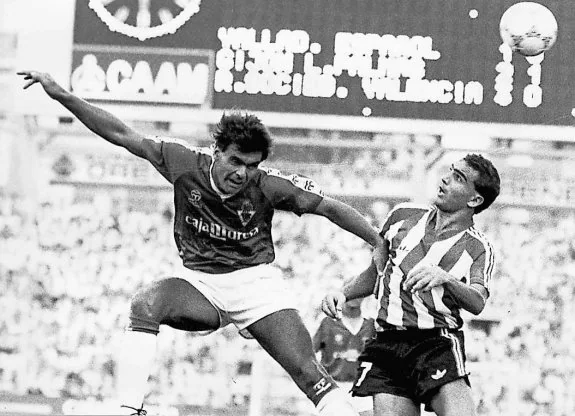   Brown pugna con Gallego en un Real Murcia-Athletic de Bilbao disputado en La Condomina en la temporada 1987-88. :: juan leal