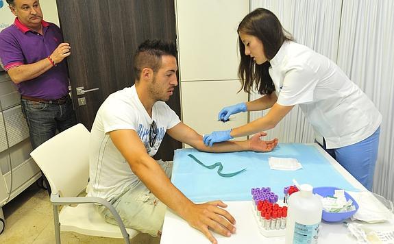 Toribio se somete a una extracción de sangre.