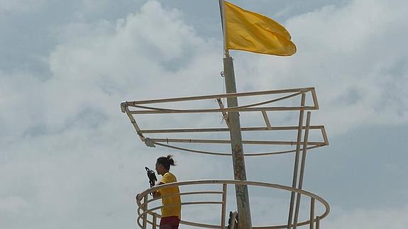 Imagen de archivo de una bandera amarilla en la playa de Galúa, en La Manga. 