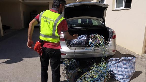 Un agente con los cables de cobre incautados. 