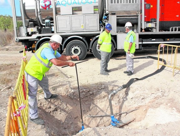 Operarios de Hidrogea realizan tareas de limpieza de tuberías en Perín. :: j. c. campoy / agm
