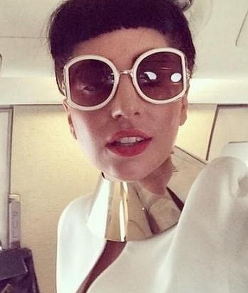 Lady Gaga mostrando su pecho en Instagram