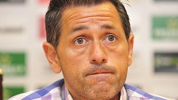 Víctor Alonso, gerente del Real Murcia, en Nueva condomina. 