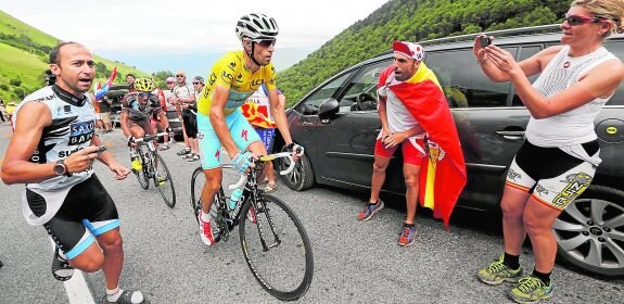 Nibali, con Peraud a su rueda, asciende hacia la meta de Pla d'Adet mientras sus rivales sufren por detrás. :: efe