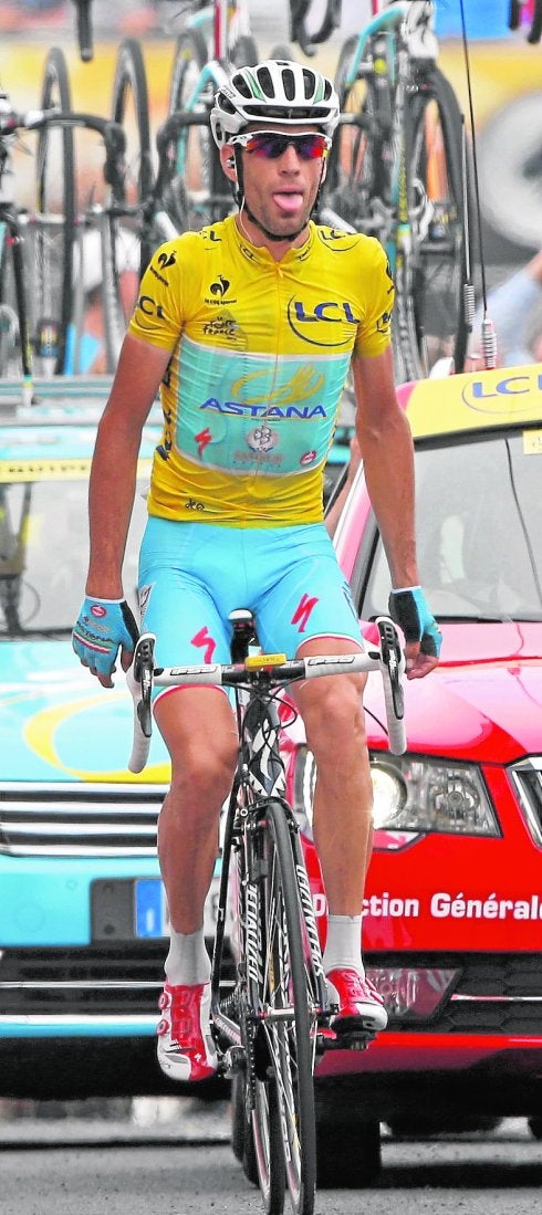 Nibali cruza primero la meta del Hautacam. :: J-P PELISSIER / reuters
