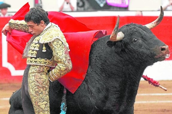 Ureña da un pase de muleta, ayer, en Santander. 