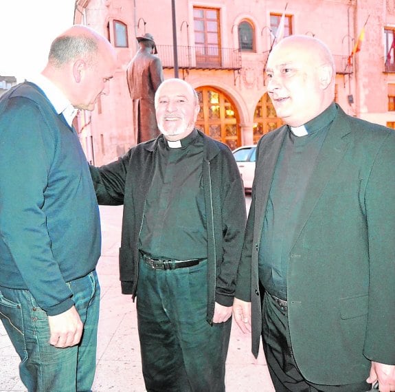 Salvador Hernández (c), el exorcista de la Diócesis, poco antes de impartir su conferencia en Yecla sobre su ministerio.  