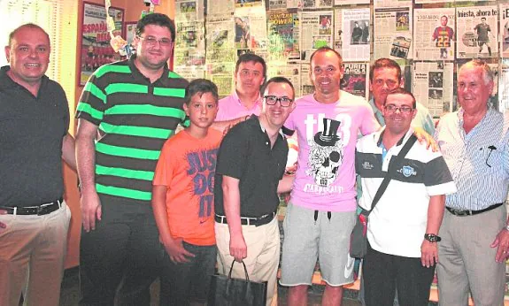 Miembros y familiares de Fundown, con el futbolista Iniesta.