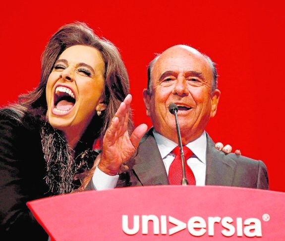 El presidente del Banco Santander, Emilio Botín, y la presentadora Carla Vilhena. :: Marcelo Sayão / efe