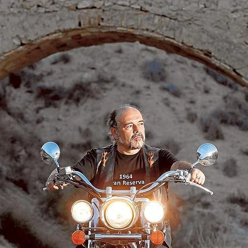 Antonio Saura, con su moto.