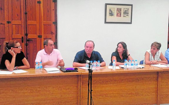 Los exediles populares (i), ayer, argumentando su voto. 