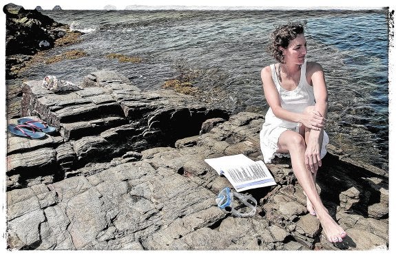 Lola Sánchez, relajándose del estrés del Europarlamento en Cabo de Palos.