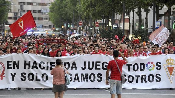 Aficionados del Real Murcia, este jueves, en la Gran Vía de la capital.