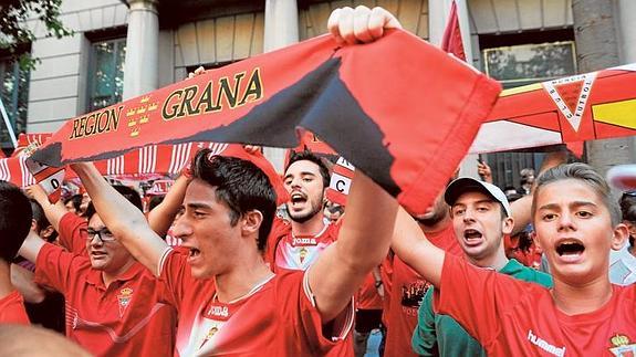 Los peñistas, durante la manifestación del pasado jueves.