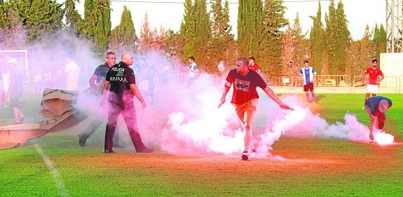 Momento en el que un grupo de hinchas interrumpen el partido con bengalas. :: fran manzanera / agm
