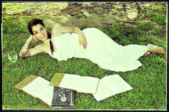 Ruth Lorenzo, con los cuadernos donde compone sus canciones, en Altorreal. :: Vicente Vicéns / AGM